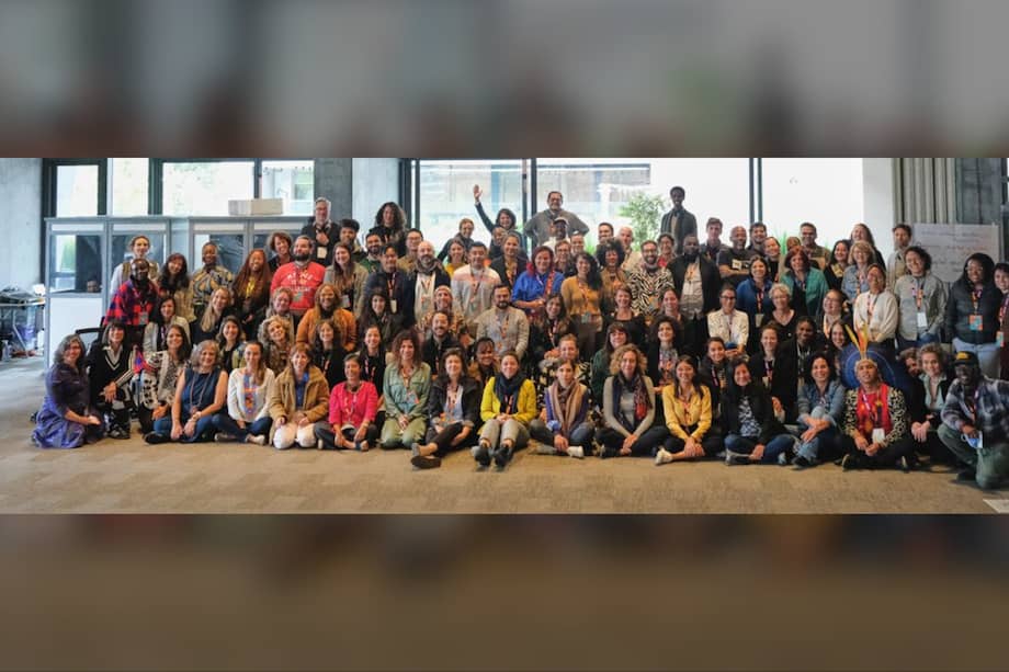 Creamos plataformas junto con organizaciones y activistas para promover en comunidad narrativas de esperanza y justicia que den luz al mundo que soñamos.