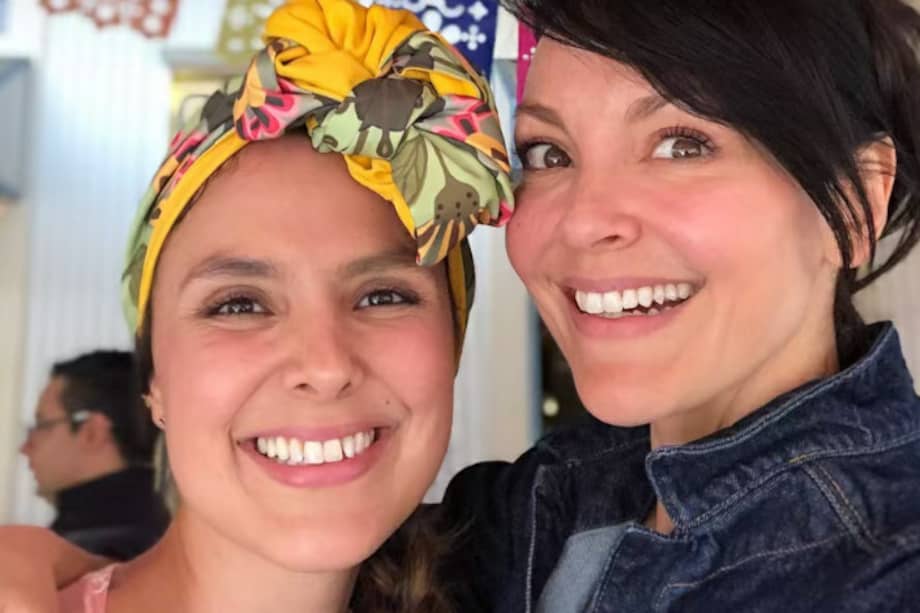 Carolina Gómez (derecha) junto a su hermana menor Sylvana Gómez.