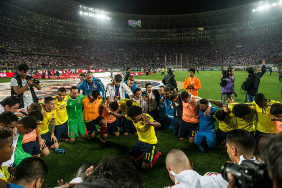 El plantel de la selección colombiana ora tras conseguir este martes en Lima la clasificación al Mundial de Rusia 2018. / AFP
