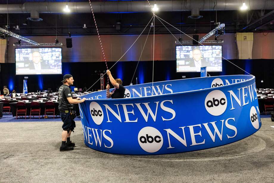 Trabajadores se preparan para levantar una valla publicitaria que anuncia el próximo debate presidencial entre el expresidente estadounidense Donald J. Trump y la actual vicepresidenta Kamala Harris en el dossier de prensa del debate en Filadelfia, Pensilvania, EE. UU., el 09 de septiembre de 2024.