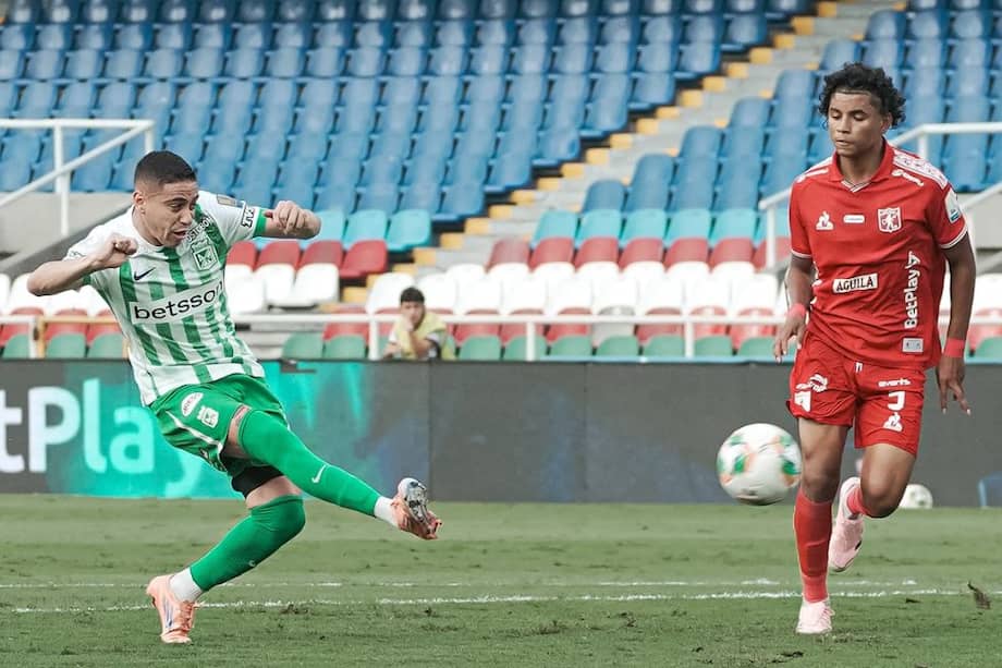 Camilo Cándido (izq.) abrió el marcador en el duelo de vuelta entre América y Nacional.