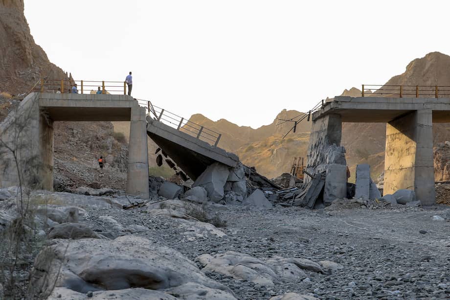 Un puente gravemente dañado tras ser alcanzado por un ataque estadounidense aparece en la carretera que conecta Roudan con Bandar Abbas, en el sur de Irán, el 18 de julio de 2026.