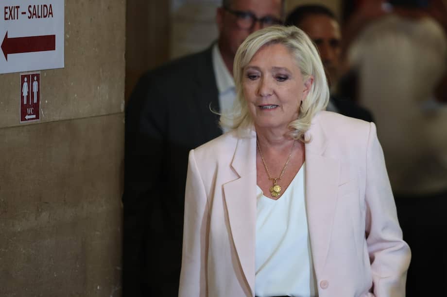 La líder del grupo parlamentario Agrupación Nacional (RN), Marine Le Pen, llega al tribunal de París.