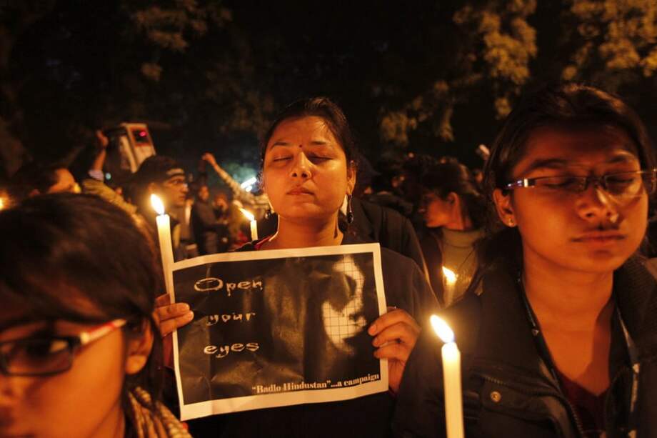Manifestantes sujetan pancartas y velas conmocionados por la violación de la niña de once años / EFE
