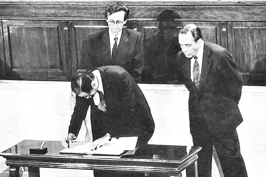 Horacio Serpa firma el acta junto a Antonio Navarro y Álvaro Gómez. Los tres presidieron la Asamblea Nacional que creó una nueva Constitución para Colombia el 4 de julio de 1991. / Archivo - El Espectador
