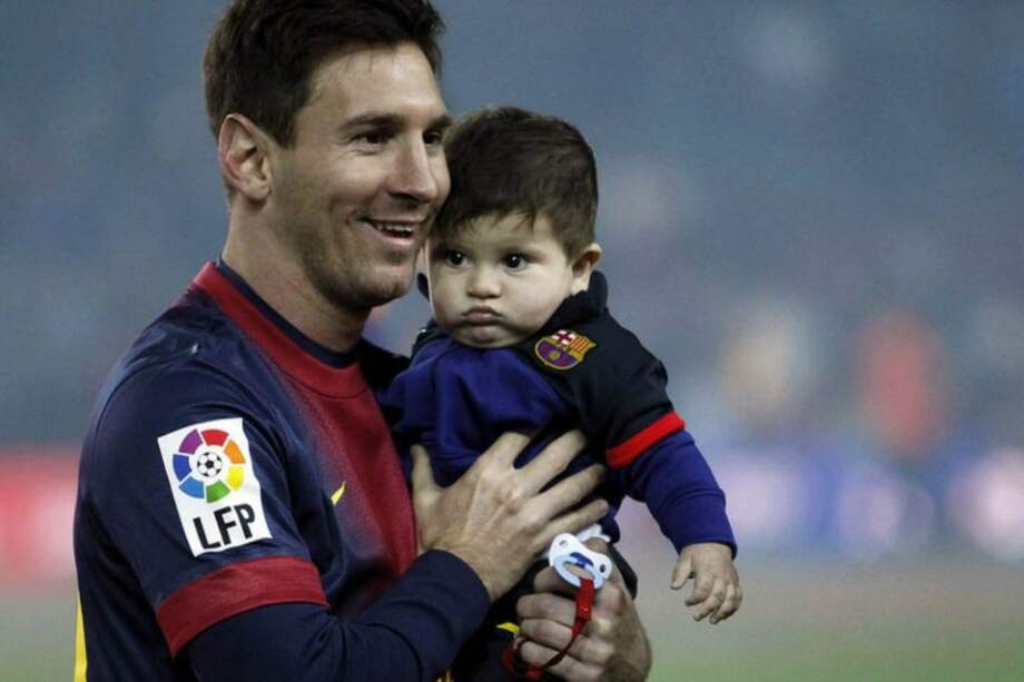 Lionel Messi y su hijo Thiago. / EFE