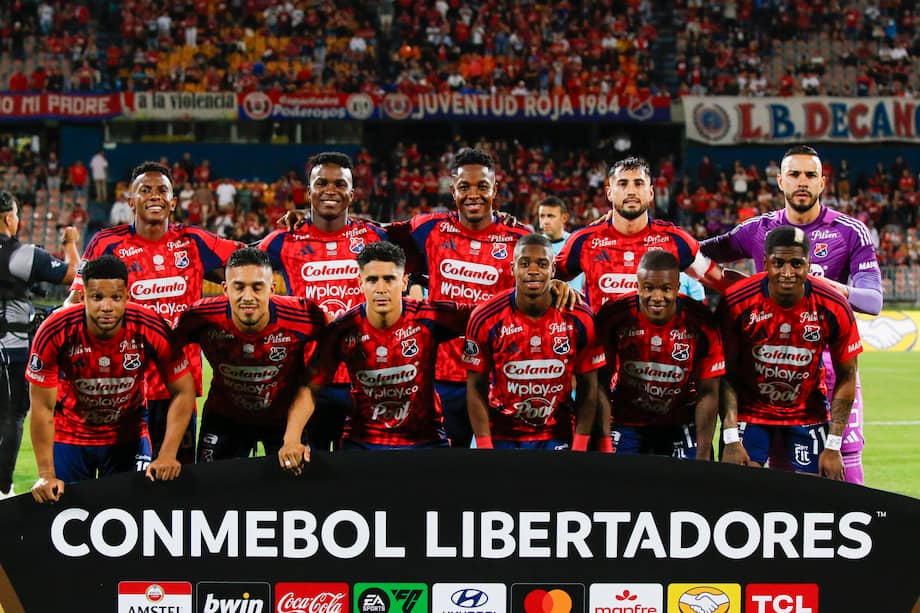 Jugadores de Medellín previo al partido de la fase de grupos de la Copa Libertadores contra Cusco FC.