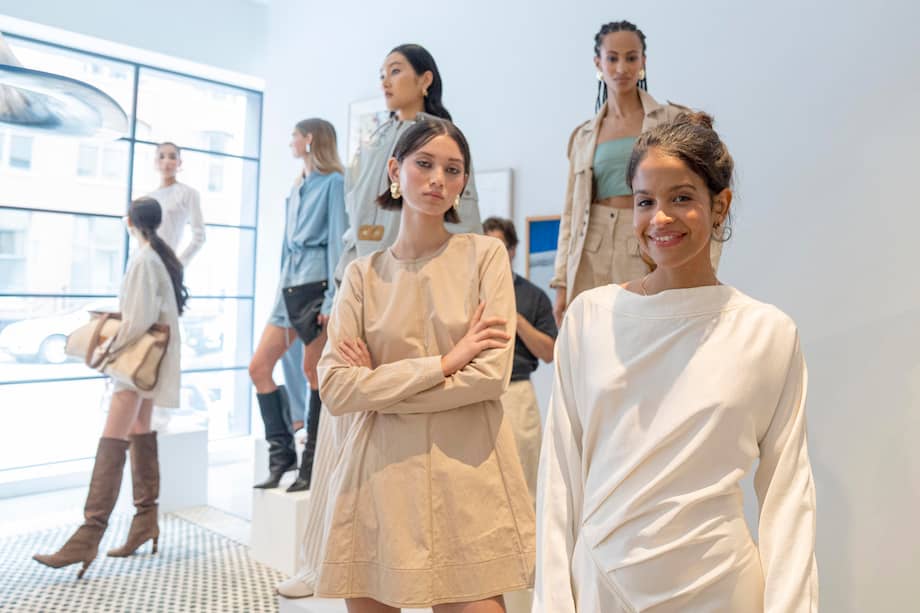 Imagen de referencia. / La diseñadora Dwarmis Concepción (d) posa junto a modelos que visten sus prendas en Nueva York (Estados Unidos). / EFE/ Angel Colmenares.