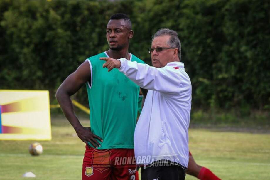 Hanyer Mosquera junto a Nestor Otero en una práctica de Rionegro Águilas. Foto: Rionegro Águilas