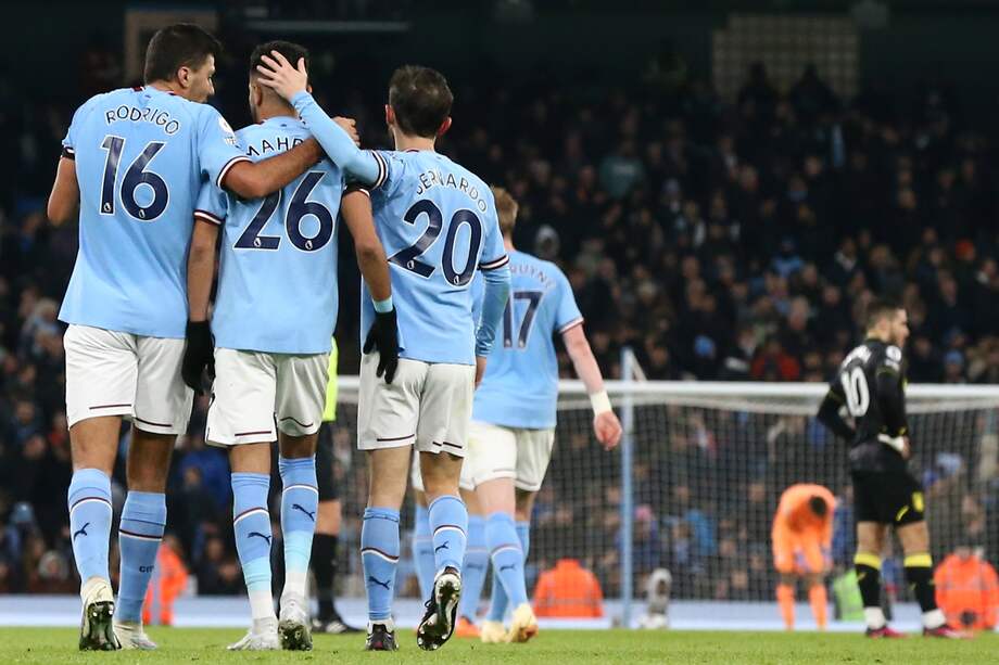 Los jugadores de Manchester City celebran su triunfo contra Aston Villa.