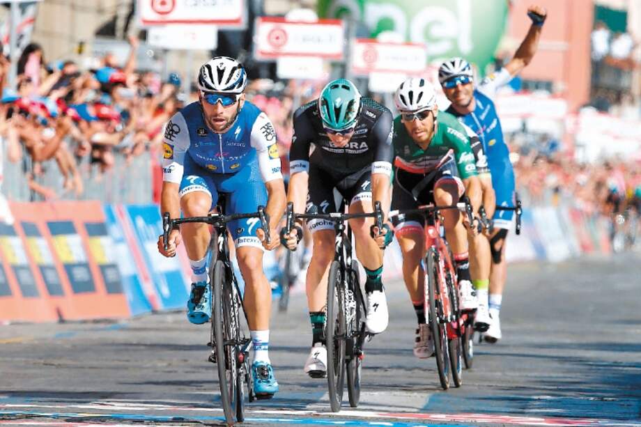 Richeze (atrás), es el hombre designado para ayudar al colombiano en los embalajes. / Quick Steep Floors