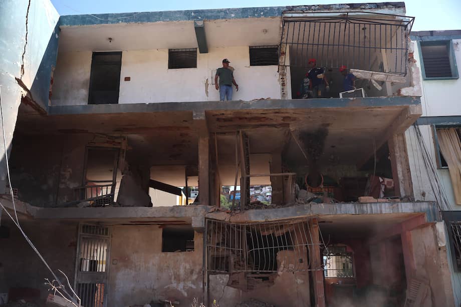 Fotografía que muestra este lunes un edificio afectado por los ataques de Estados Unidos el 03 de enero de 2025, en Catia La Mar (Venezuela).