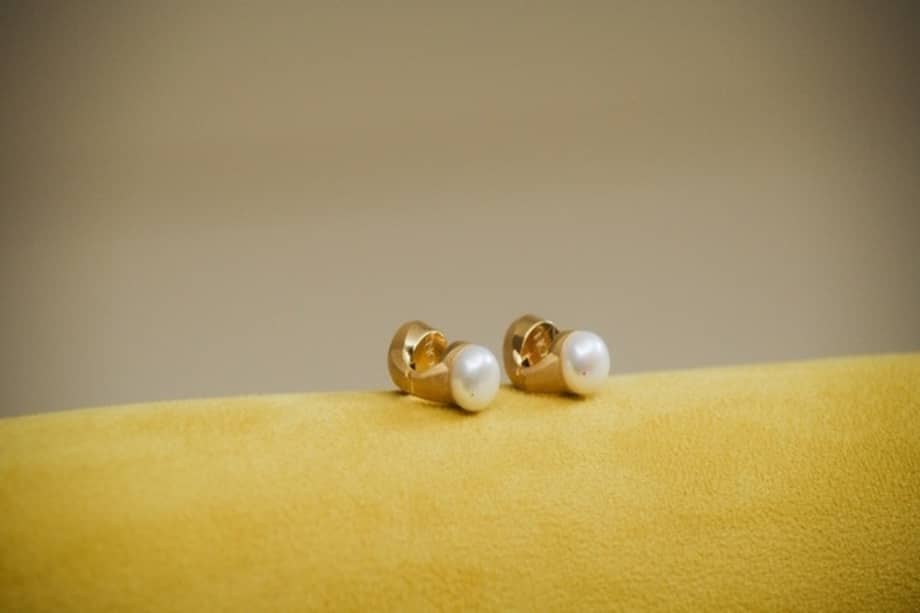 Aretes de perlas con auriculares incorporados.