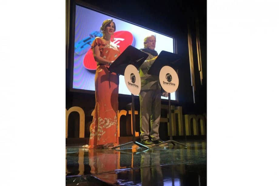 María Claudia Foschi y Mauricio Navas Talero, presentadores de la gala. / Facebook Smart Films