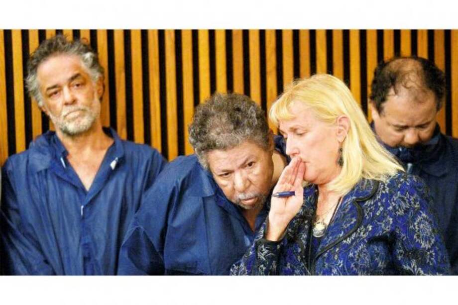 Una funcionaria de la Corte Municipal de Cleveland conversa con Pedro Castro. A la izquierda Oneil, a la derecha Ariel.