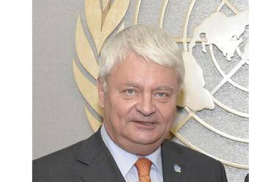 Hervé Ladsous indica que algunos de los retos de hoy son los aviones no tripulados y sin armamento en el Congo Occidental para monitorear grupos al margen de la ley y Cascos Azules que enfrentan los bombarderos suicidas en Malí. Ratifica que para su misión el uso de la fuerza es la excepción, no la regla.