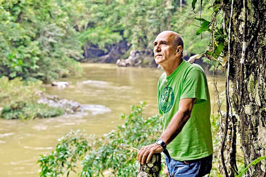 Juan Guillermo Garcés en el río que lo convenció de cambiar la ganadería por la ecología. / Julián Mora Oberlaender