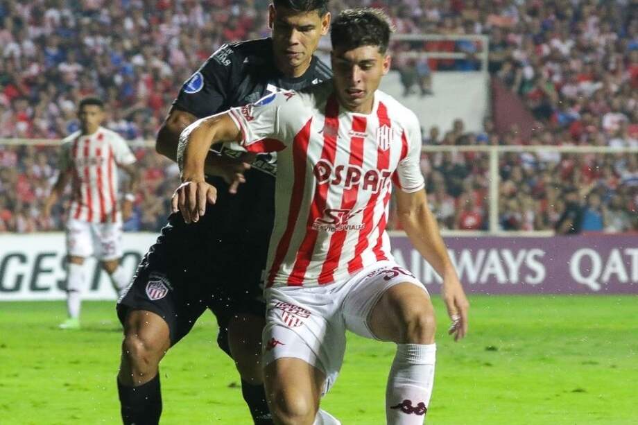 Jugadores de Unión y Júnior disputando la fase de grupos de la Copa Sudamericana.