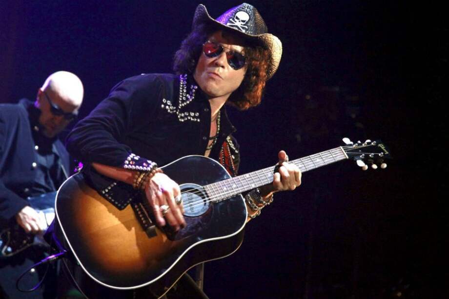 El cantante Enrique Bunbury durante un concierto en 2009