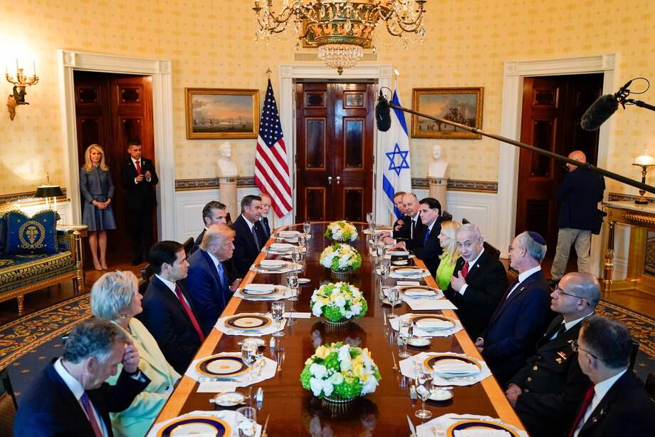 El presidente estadounidense, Donald Trump, y Benjamin Netanyahu, primer ministro israelí, conversan durante una cena en el Salón Azul de la Casa Blanca.