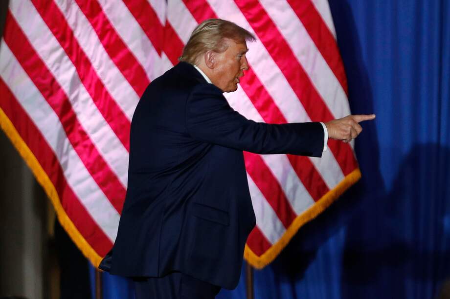 El expresidente estadounidense y candidato presidencial republicano Donald Trump abandona el escenario luego de un mitin de campaña en el Centro de Convenciones Bayfront en Erie, Pensilvania, EE. UU., el 29 de septiembre de 2024.