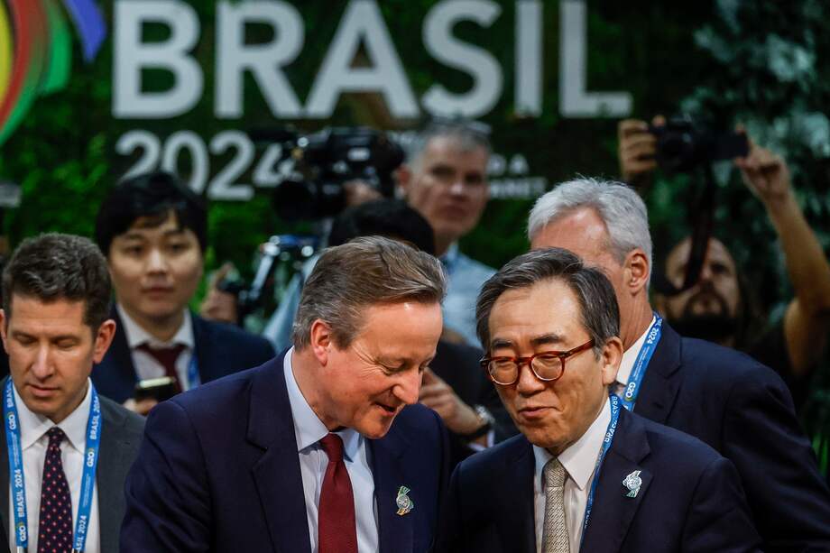 David Cameron (i), ministro de Asuntos Exteriores del Reino Unido, conversa con el ministro de Asuntos Exteriores de Corea de Sur, Cho Tae-yul, durante la inauguración de la reunión de ministros de Exteriores del G20 el miércoles, en Río de Janeiro (Brasil).