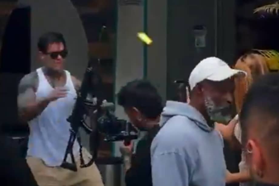 Imagen del video en el que se evidencia al influencer Yeferson Cossio manipulando un arma de dotación de la Policía.