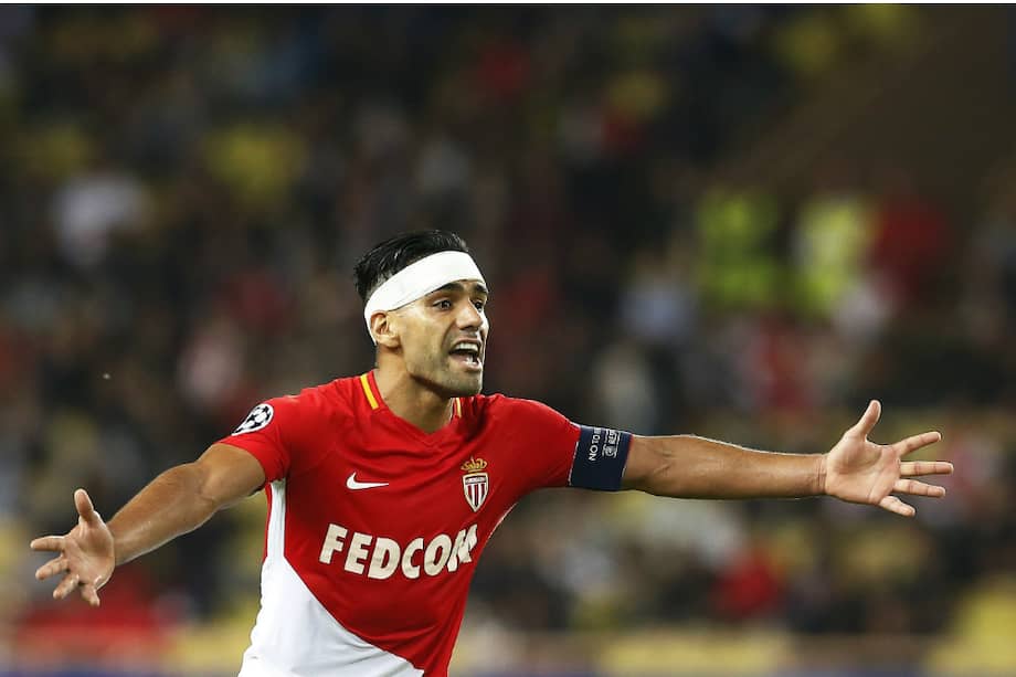 Falcao tuvo que jugar vendado debido a un golpe que recibió en el primer tiempo. / EFE