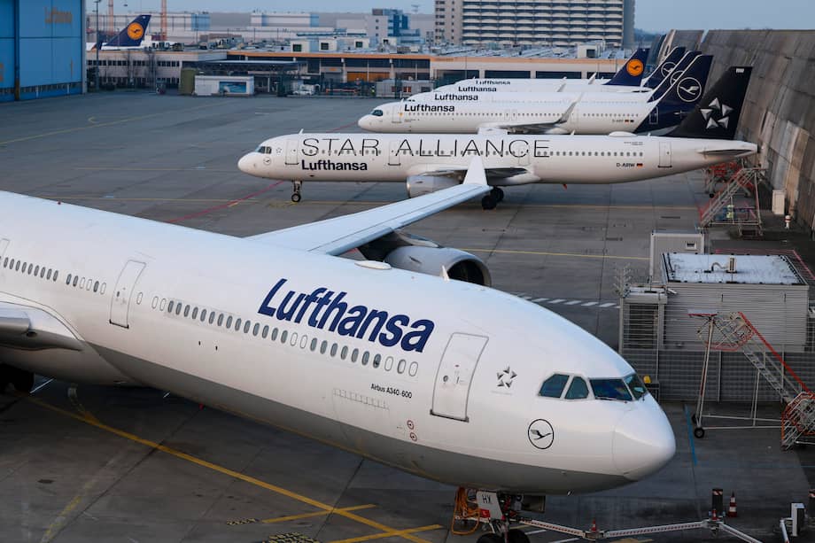 Tripulación de cabina alista huelga. (Alemania) EFE/EPA/CHRISTOPHER NEUNDORF