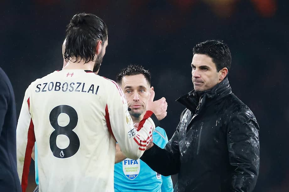 Dominik Szoboszlai, jugador de Liverpool, saludando a Mikel Arteta, director técnico de Arsenal.