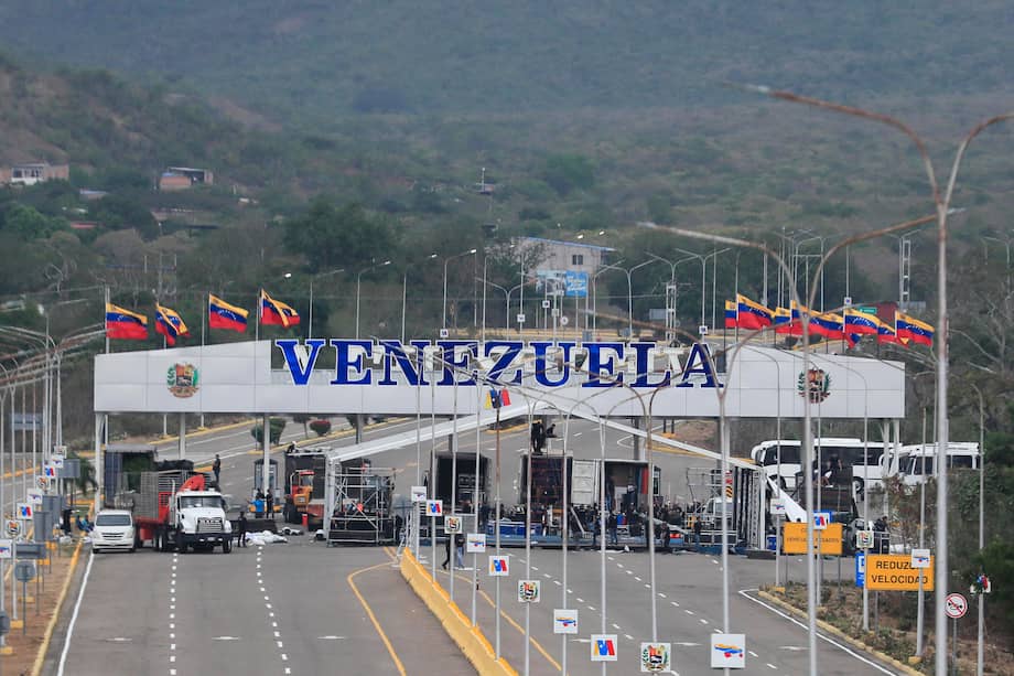 Fotografía que muestra el ingreso a Venezuela en el Puente Internacional Atanasio Girardot, que conecta el departamento de Norte de Santander con el estado Táchira.