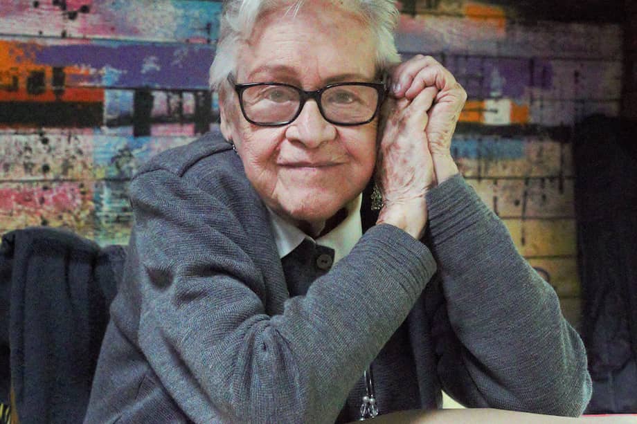 Seudónimo de María Vieira White, poeta, periodista y catedrática colombiana.