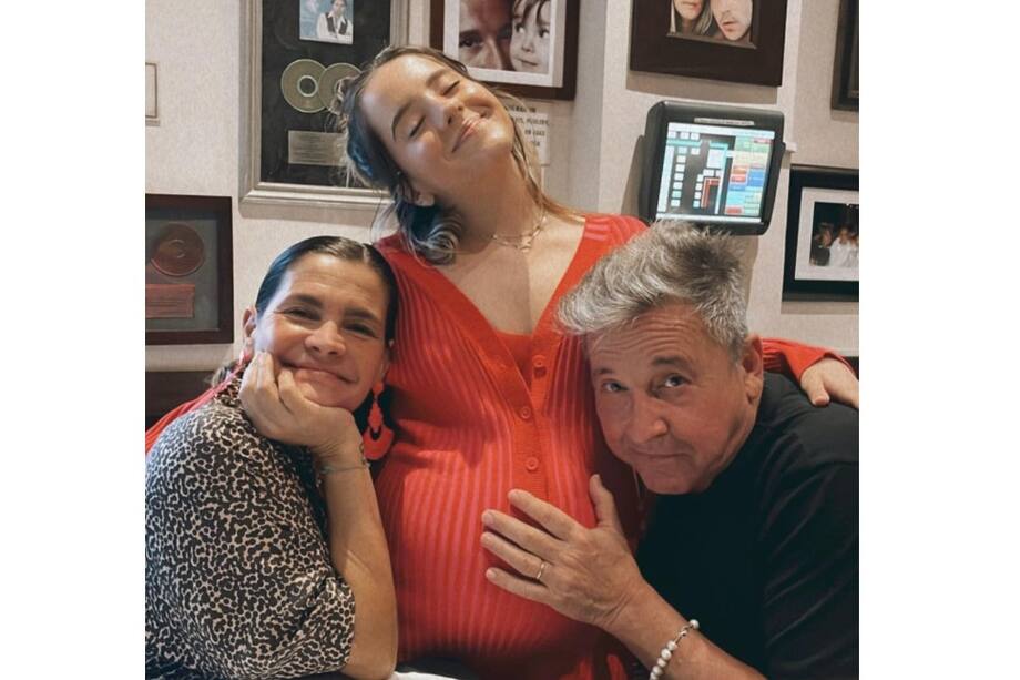 Esta foto con sus papás Ricardo Montaner y Marlene Hernández cautivó las redes sociales por la ternura que generaron. En la publicación, el futuro abuelo escribió: “casi, casi”, mientras abrazaban y besaban la ‘pancita’.