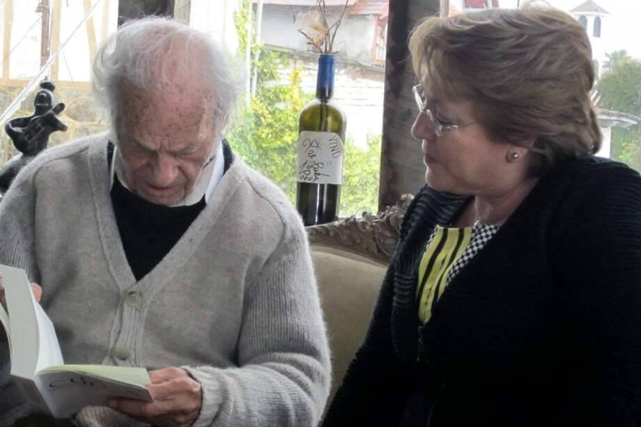 Michelle Bachellet durante una visita privada al poeta chileno Nicanor Parra
