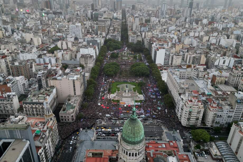 Fotografía aérea donde se observa una manifestación en conmemoración del Día Internacional de la Mujer, este viernes en Buenos Aires (Argentina).