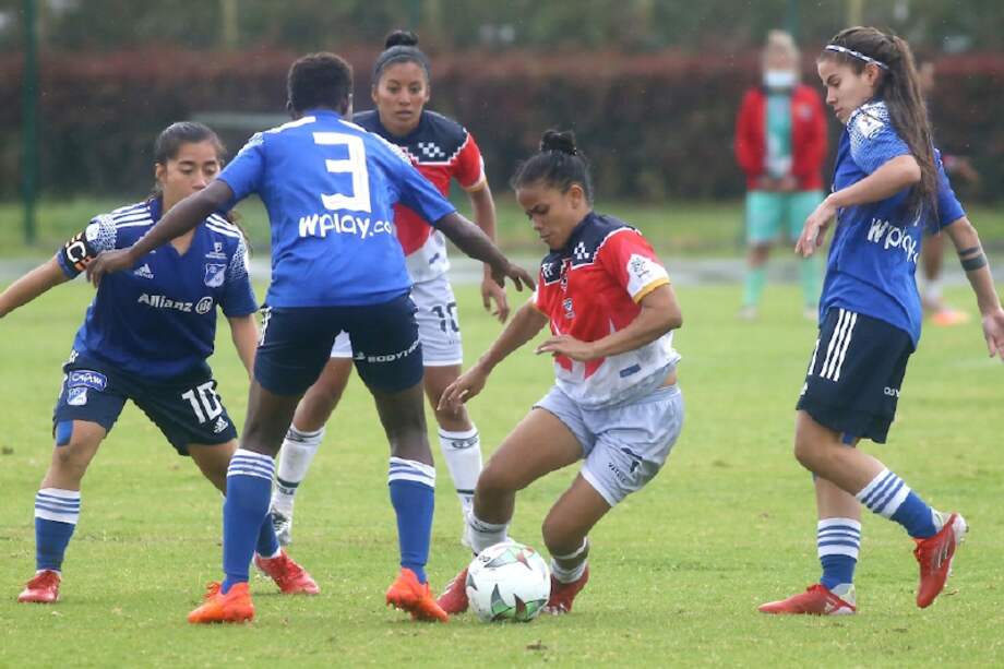 “Hay que trasladar las estructuras del fútbol masculino al femenino”