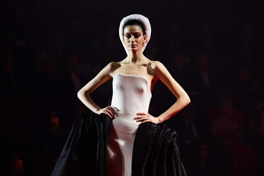 Una modelo presenta una creación de la colección Primavera/Verano 2026 del diseñador francés Stephane Rolland durante la Semana de la Moda de París, en París, Francia, el 27 de enero de 2026. / EFE/EPA/Teresa Suárez
