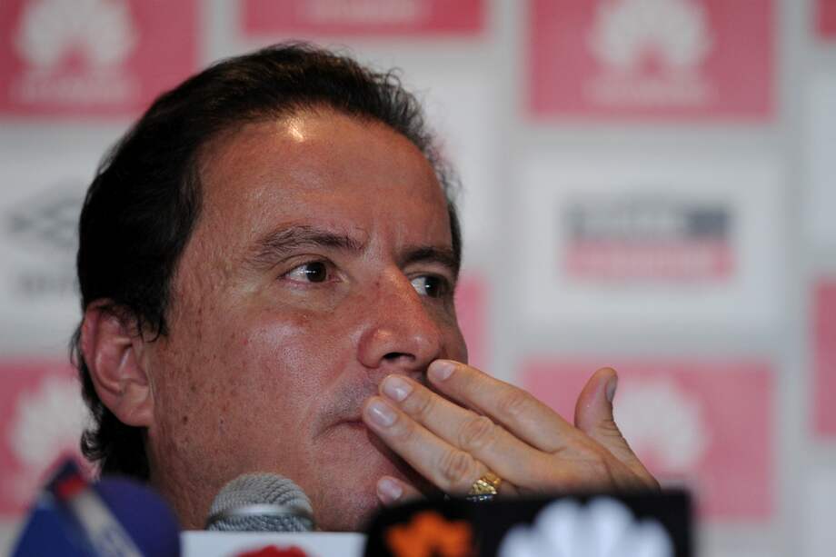 César Pastrana, presidente de Independiente Santa Fe, este martes, durante una rueda de prensa en Bogotá. / Mauricio Alvarado - El Espectador