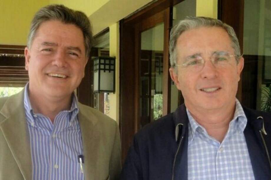 El exsenador Juan Carlos Vélez junto al expresidente Álvaro Uribe. / Tomada de www.minuto30.com