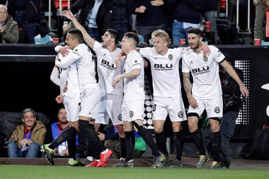El delantero hispano brasileño del Valencia CF, Rodrigo Moreno (izqda), celebra con sus compañeros el gol de su equipo contra el Betis. / EFE