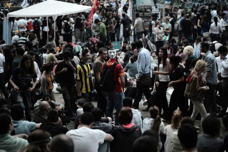 Cientos de miles de trabajadores se unen en la calle a protestas en Turquía
