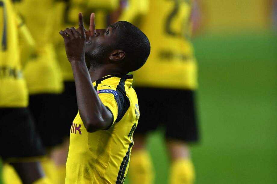 El colombiano Adrián Ramos celebra el gol con el que Borussia Dortmund venció a Sporting Lisboa. / AFP