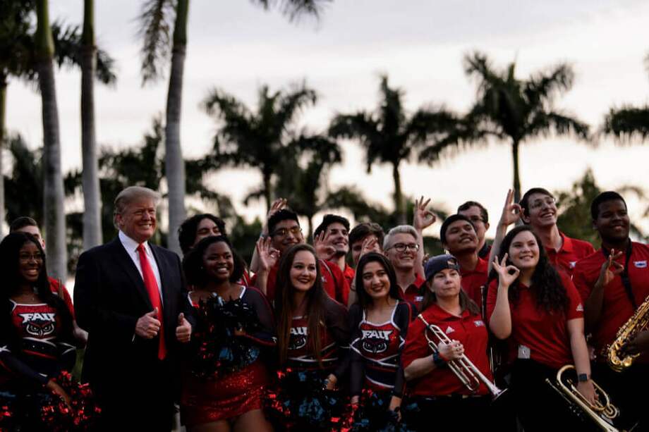 El presidente estadounidense Donald Trump se prepara para ver el juego del Superbowl en el Club Internacional de Golf Trump en West Palm Beach, Florida. / AFP