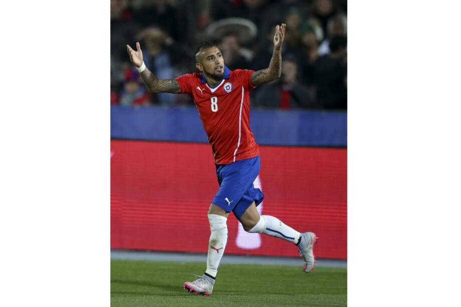 Arturo Vidal celebra uno de los tres tantos de Chile.