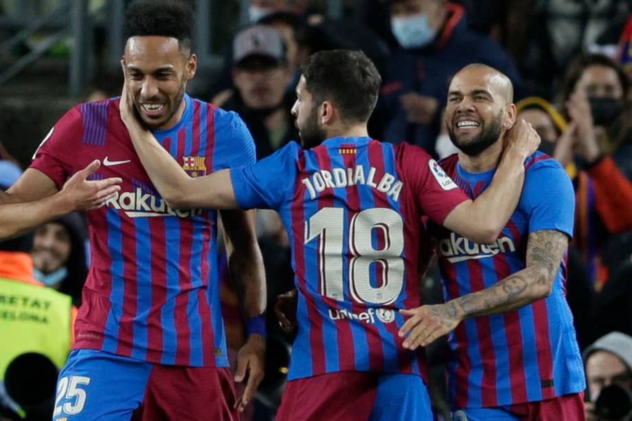 Los jugadores del FC Barcelona, (i-d) el delantero francés Pierre-Emerick Aubameyang, Jordi Alba y el brasileño Dani Alvés, celebran el tercer gol del equipo blaugrana durante el encuentro correspondiente a la jornada 28 de primera división.