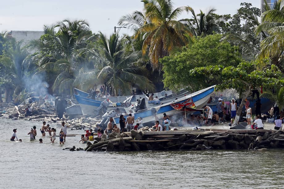 Foto de referencia. Migrantes cocinan en la playa mientras esperan para abordar una lancha hacia la frontera con Panamá, en Necocli (Colombia).
