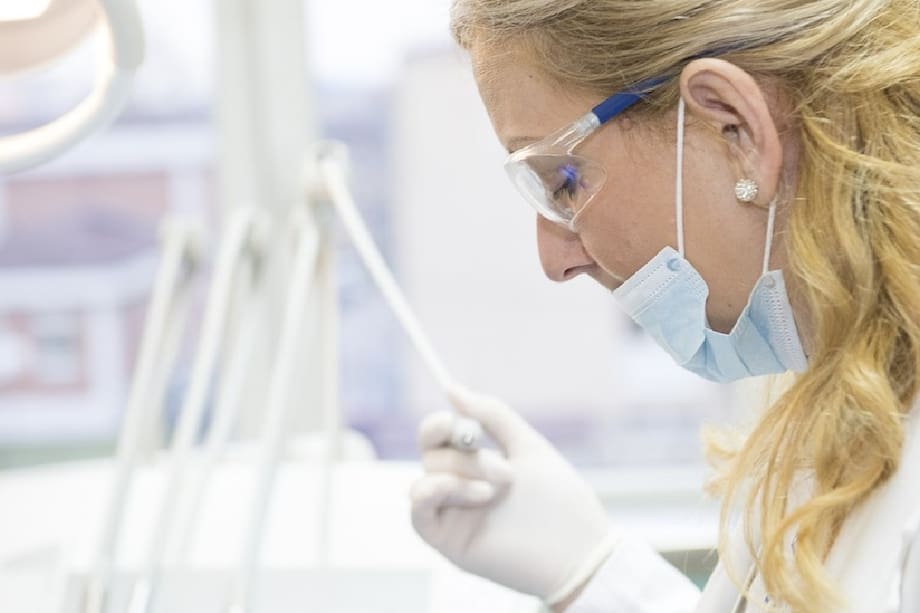 La enfermedad de Huntington es una enfermedad neurodegenerativa, es decir, implica muerte de varias neuronas.