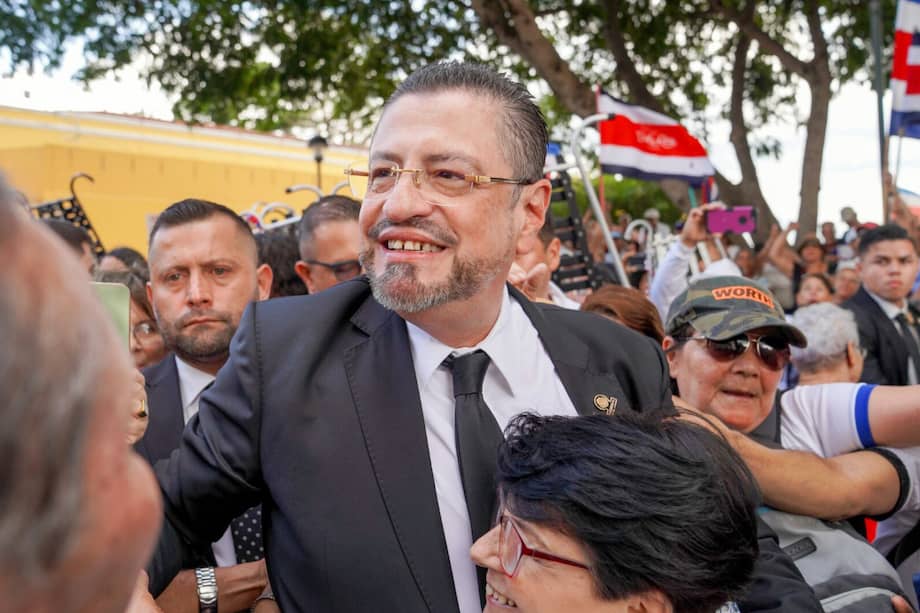 El presidente de Costa Rica, Rodrigo Chávez, mientras saluda a simpatizantes.