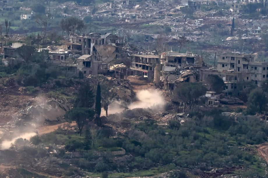 Vehículos militares de Israel patrullan el sur de Líbano.