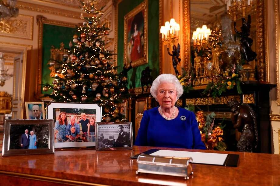 La reina Isabel II reconoció un año "movido" en su tradicional mensaje navideño a los británicos, zarandeados a lo largo del año por los vaivenes del Brexit y los escándalos de la familia real. / AFP